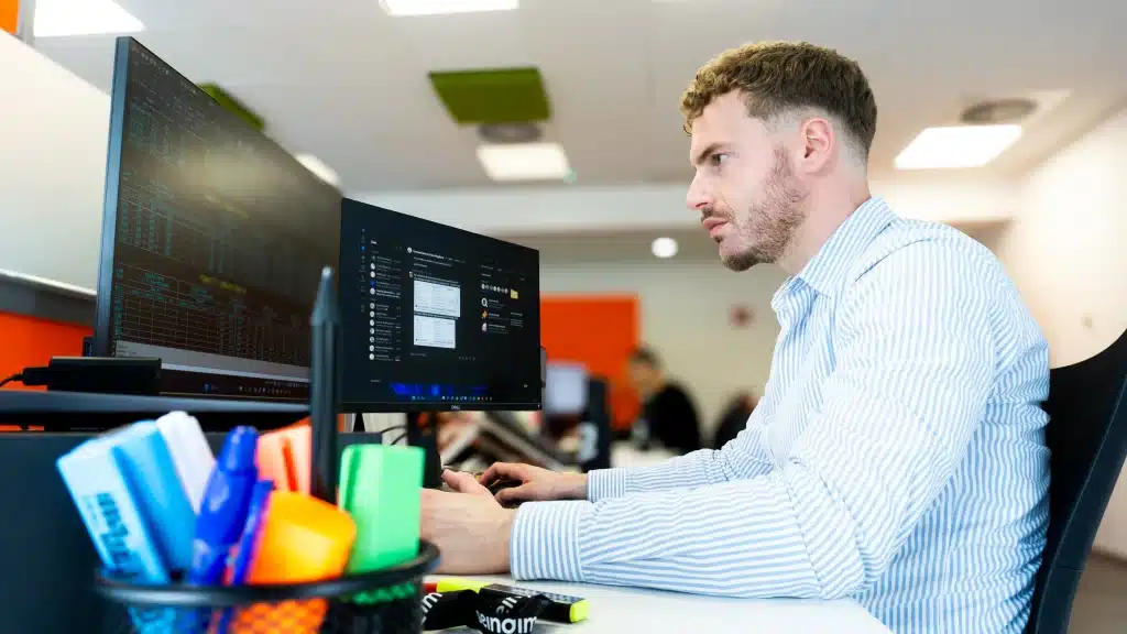 Impiegato seingim che lavora al pc